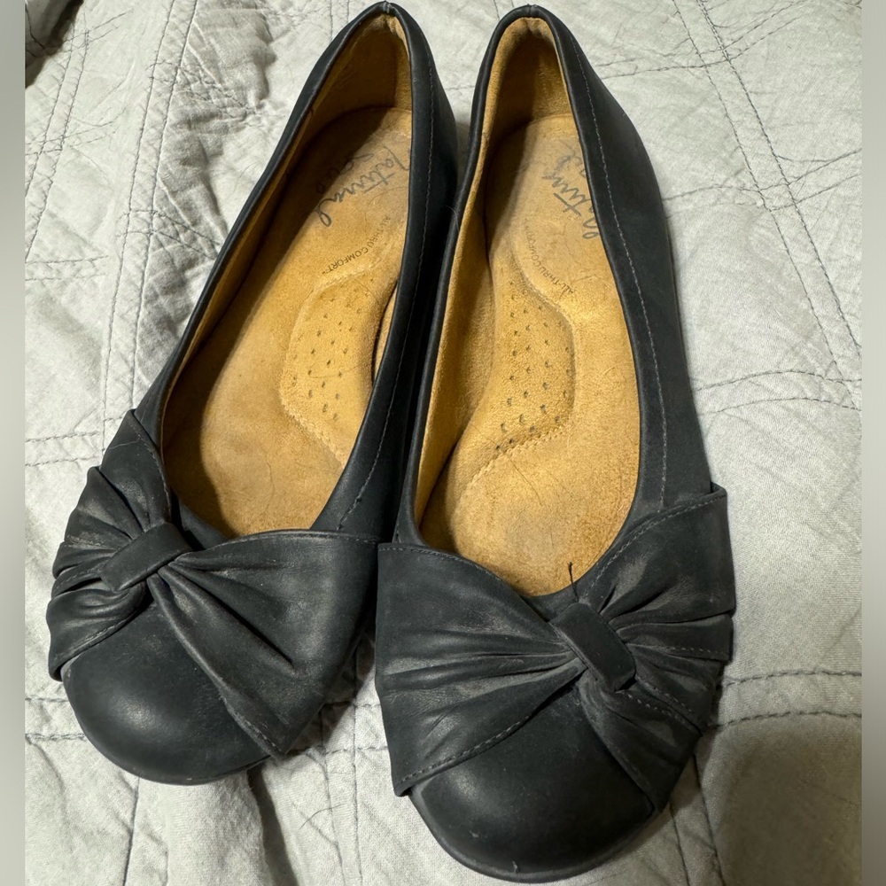 Black flat dress shoes